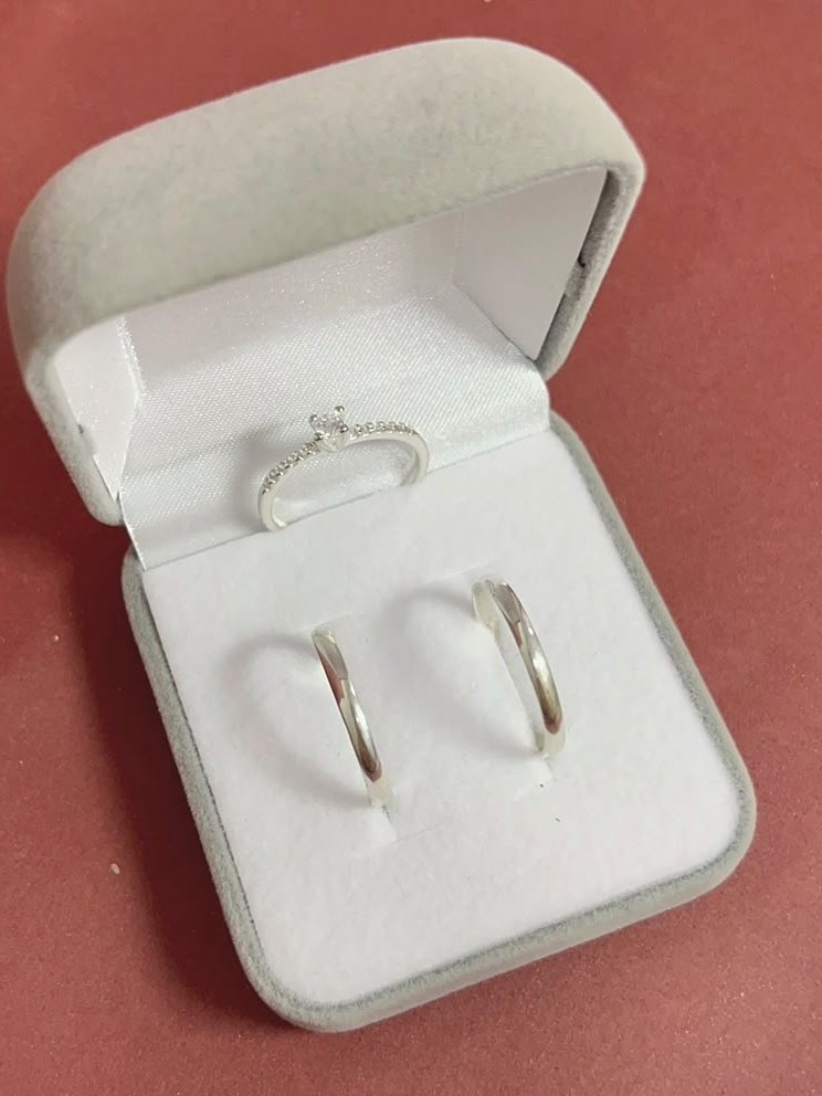 Par de alianças boleadas 2mm em Prata 925 com solitário, em caixa de veludo