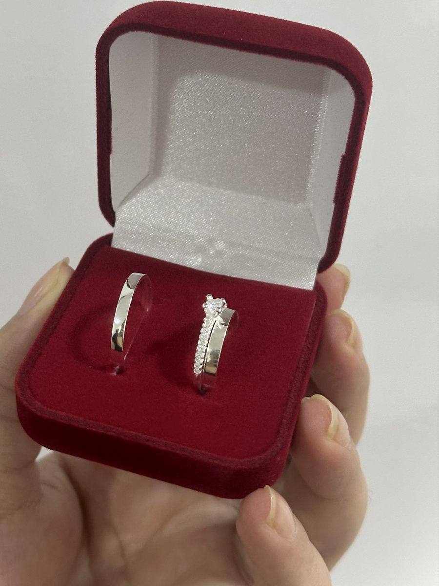 Par de alianças 2,5mm em Prata 925 com solitário, em caixa de veludo vermelho