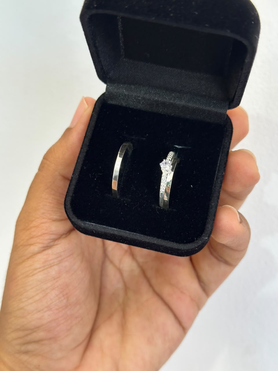 Par de alianças retas 1,8mm em Prata 925 com solitário, em caixa de veludo preto