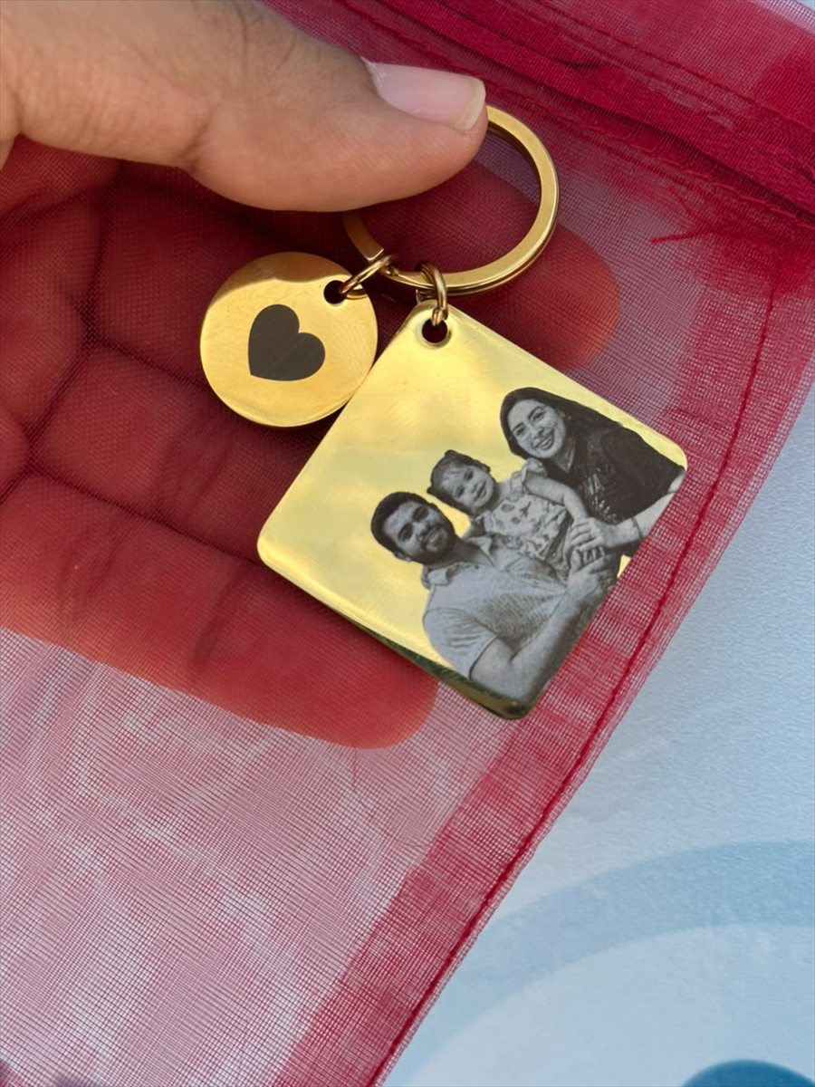 Chaveiro personalizado dourado com foto de família gravada e pingente de coração